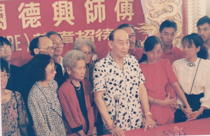 關德興與家人合照